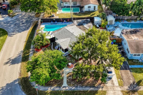 10min to Beach Stylish Villa Sleeps 12 with Pool, Game Room & Mini Golf